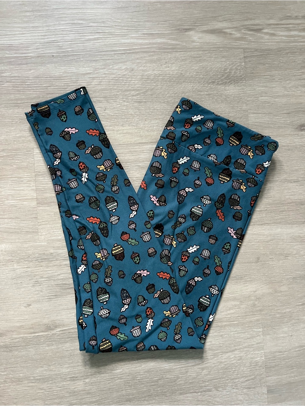 LuLaRoe Teal Acorn & Leaf Print pull on pajama pants Leggings size 12-18